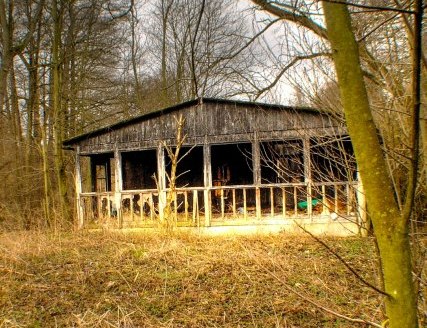 Altes, verfallenes Jugendferienlager