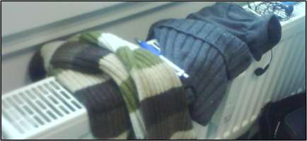  Nasse Sachen, Kaugummis und Kopfhörer zum Trocknen auf der Heizung