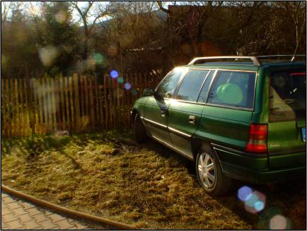 Komischer Luftballon in Auto