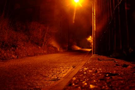 Eine gepflasterte Seitenstraße