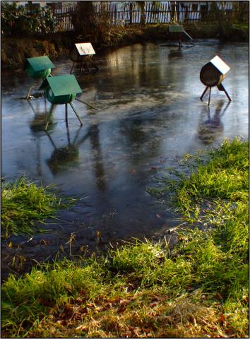 Ziemlich komische Vogelhütten auf Eis fanden\\sich in der Nähe der Uni-Tanke in Ilmenau