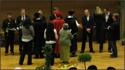 Humboltbau mit Exmatrikulanten (hacka 2.v.l)