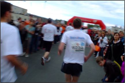 Zieleinlauf, politisch korrekt hinter unserem "Kunde"