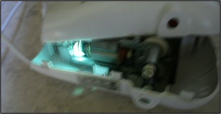 Zerlegter Mixer mit funkensprühendem Elektromotor