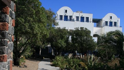 Wohnhaus hinter Bäumen