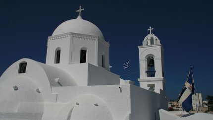 In diesem Dorf voller blütenweiser Kirchen..