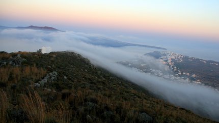 Eine Wolke die sich durch den Sonnenaufgang gebildet hatte
