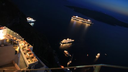 Ausklang des Tages beim Durchwandern eines Bergdorfes mit Hafenanschluss