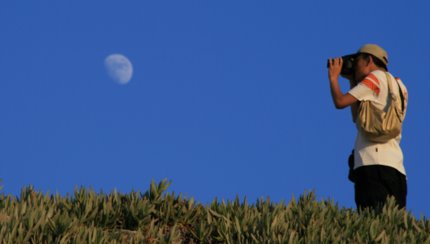 Ein Tourist fotografiert den Mond