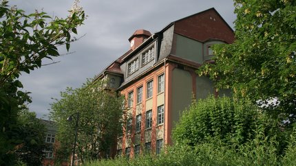 Rückseite des Curiebaus