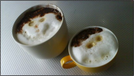 Doppeltassenkunst mit drinkable abstract Facedesignelements - kann jemand was erkennen?