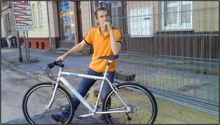 Strahlender Kunde vor Bauzaun und Radgeschäft