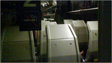 Nachtzug wie ein Alienraumschiff