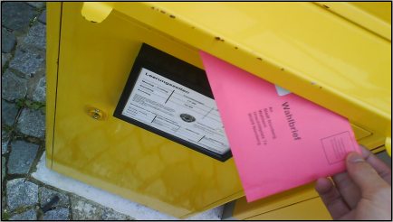 Verrückter, der sich im Morgengrauen beim Briefwegschaffen fotografiert