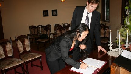 Hier unterschreibt die Dame