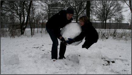 Konstruktionsphase mit Jungen von der Straße