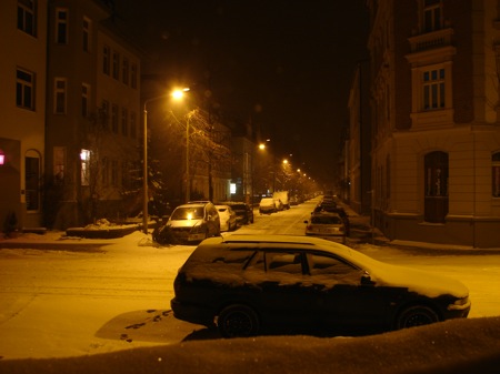 Gestern Abend: Das Schauspiel beginnt. Es hat den ganzen Tag geweht. Man beachte den Schnee, der auf meinem Auto im Vordergrund liegt. Mit dem Fortlauf der Fotos sieht man schön, wieviel es schneit.