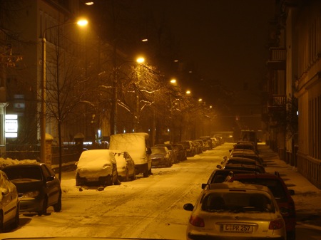Auf der Strasse ist der Schnee nur breit gefahren.