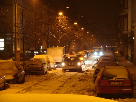 Heute Abend: Die Seitenstrasse ist zugefroren. Alle Autos, die hineinfahren, kommen nicht mehr raus. Der Audi in der Mitte ist an ein parkendes Auto gerutscht.