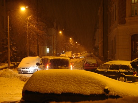 Und der nächste kommt. Der bleibt komplett stecken.Mein Auto ist nun richtig zu geschneit.