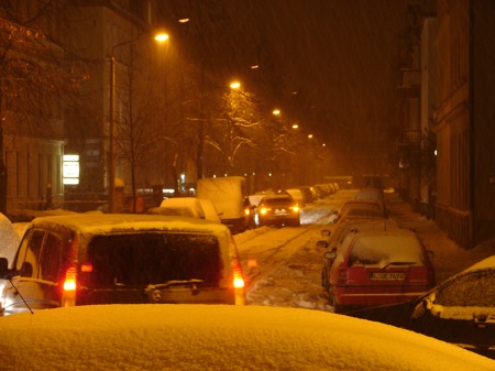 Passanten werden ihm helfen.