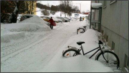 Unser Auto hinter einem Schneehügel