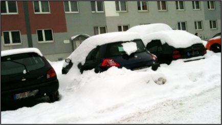 Eingeschneite Autos
