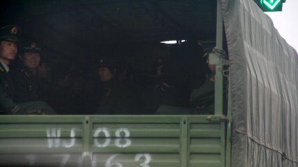 China - Einer von bestimmt 20 Frauensoldaten-Transportern..