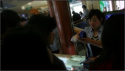 Verkaufstand und wir davor