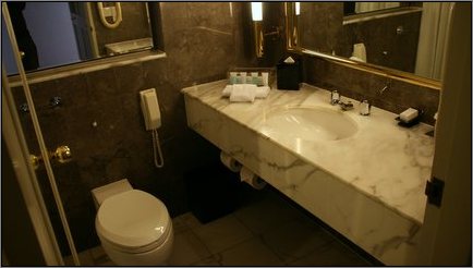 Telefon neben der Toilette