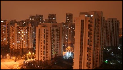 Teures Nachbarwohnviertel bei Nacht - da wohnen doch schon Menschen