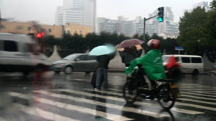 Kreuzung mit haltenden Mopeds
