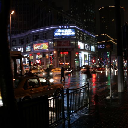 Nachtszene auf einer Kreuzung in Shanghai