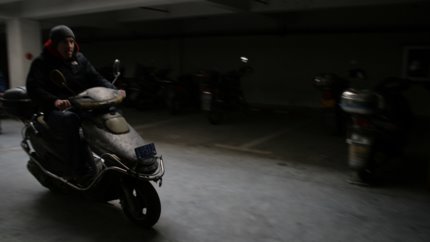 Stefan auf Motorroller mit mindestens 60 km/h ohne Helm