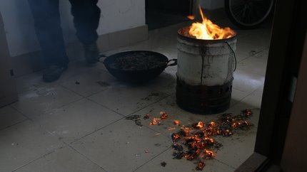 Mein neuer Dad verbrennt rituell Papier - das ganze Haus steht im Rauch