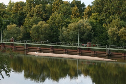 Eine Sandbank hat sich da im Wasser gebildet